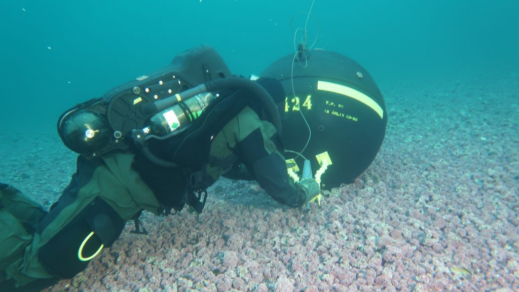 Pluton shaped charge underwater deployment against a mine